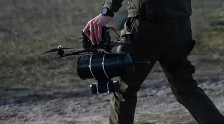 Das ukrainische Verteidigungsministerium führte eine Demonstration von FPV-Drohnen durch, die über Glasfaserkabel gesteuert werden