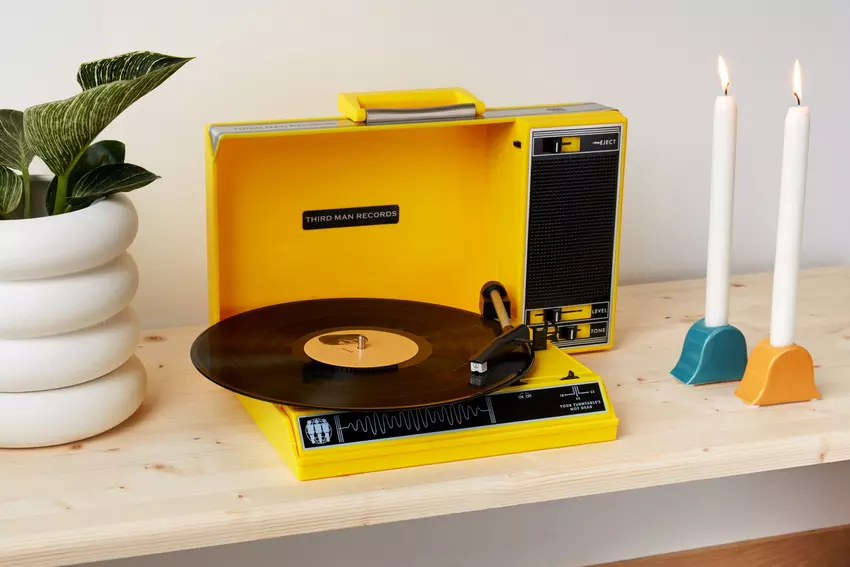 Mit dem Retro-Plattenspieler-Koffer können Sie Ihre Liebe zum Vinyl überall hin mitnehmen!