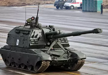 Ukrainische FPV-Drohne zerstört russische Panzerhaubitze Msta-S ...