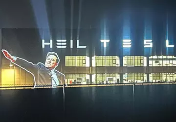 Musks Nazi-Gruß wurde mit einem Projektor ...