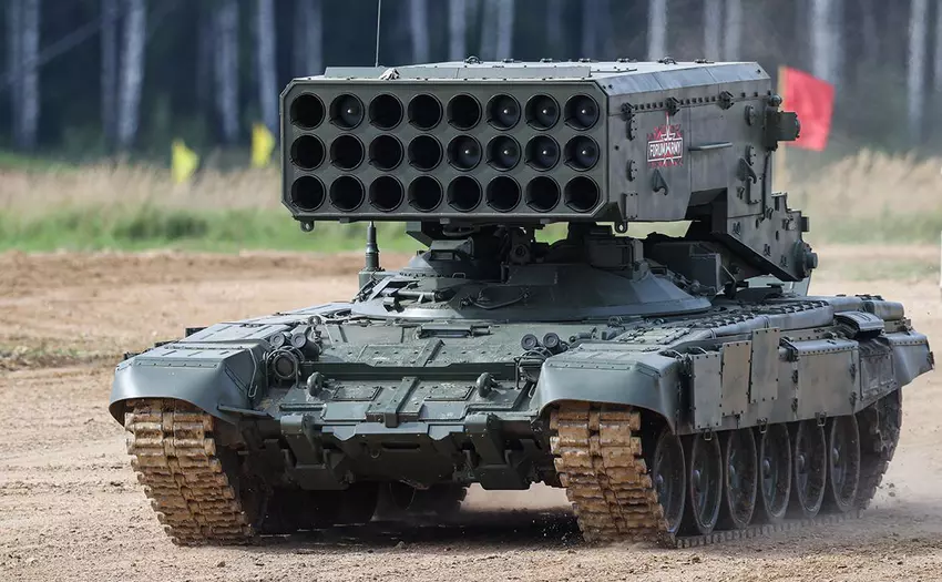 Eine 500-Dollar-FPV-Drohne zerstörte auf spektakuläre Weise ein russisches TOS-1A-Flammenwerfersystem voller thermobarer Raketen