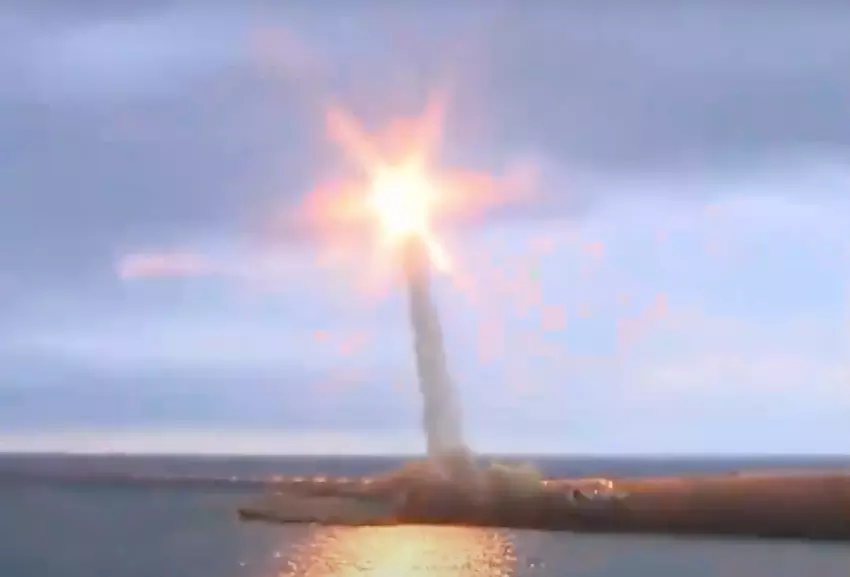 Eine großartige Ergänzung zu Bora, J-600T, ATACMS und TRG-300: Das türkische Unternehmen Roketsan hat erstmals die ballistische Rakete TYFUN mit einer Reichweite von 300 bis 1000 km getestet