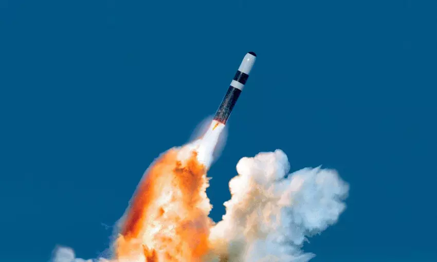 Lockheed Martin hat 474 Millionen Dollar für die Herstellung und Unterstützung von Trident II (D5) ballistischen Raketen mit einer Reichweite von mehr als 11.000 km erhalten, die nukleare Sprengköpfe von bis zu 475 Kilotonnen tragen können.