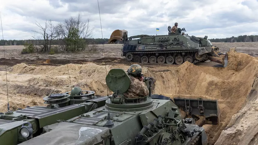 Die Streitkräfte zeigen in der Ukraine erstmals norwegische Fahrzeuge des Typs NM189 Ingeniørpanservogn auf der Basis des Panzers Leopard 1