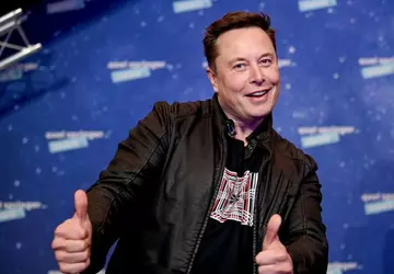 Elon Musk verkaufte das soziale Netzwerk ...