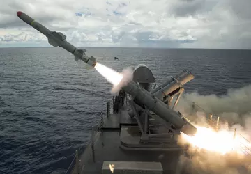 Harpunen-Schiffsabwehrraketen, Kampfhubschrauber und Panzer: 20 Länder ...