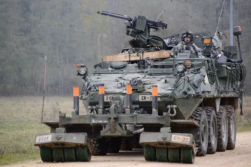 Die ukrainischen Streitkräfte präsentieren die gepanzerten Fahrzeuge M1126 Stryker ICV und M1132 Stryker ESV mit LWMR-Minenräumern