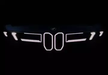 BMW präsentiert beleuchteten iX3-Kühlergrill vor der ...