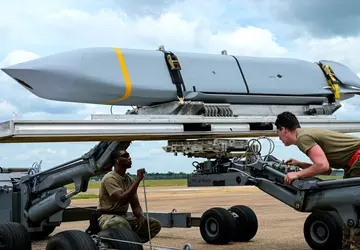 Die USA erwägen, der Ukraine AGM-158 ...