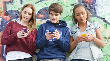 Britisches College, an dem Prinz William, Harry, Boris Johnson und andere studierten, verbietet Smartphones für Studienanfänger
