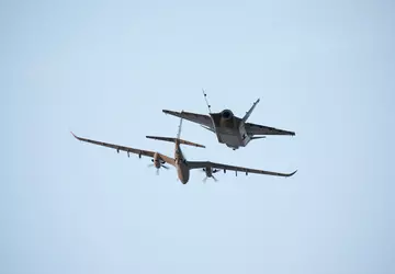 Baykar zeigt Bayraktar Kizilelma und Bayraktar ...