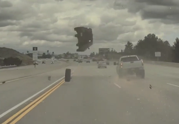 Tesla-Autopilot vermeidet Kollision mit fliegenden Reifen ...