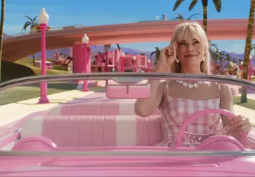 Zwei Autos aus dem Barbie-Film werden ...