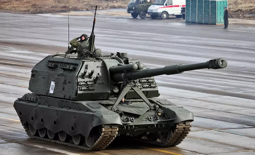 Ukrainische FPV-Drohne zerstört russische Panzerhaubitze Msta-S im Wert von 1,6 Millionen Dollar für 500 Dollar