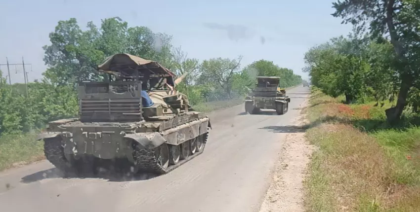 Die Streitkräfte der Ukraine zerstörten mit Hilfe von ATGM "Fagot" einen seltenen T-62M-Panzer mit einem "Barbecue" auf dem Turm