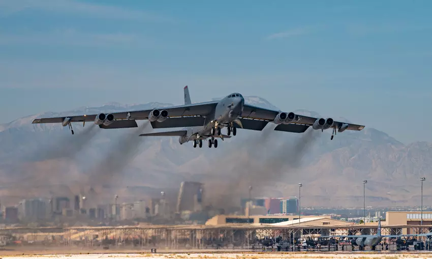 Boeing und Rolls-Royce testen den Atombomber B-52 Stratofortress mit neuen F130-Triebwerken