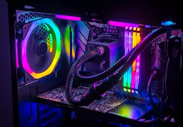 5 Computerkomponenten mit RGB-Beleuchtung