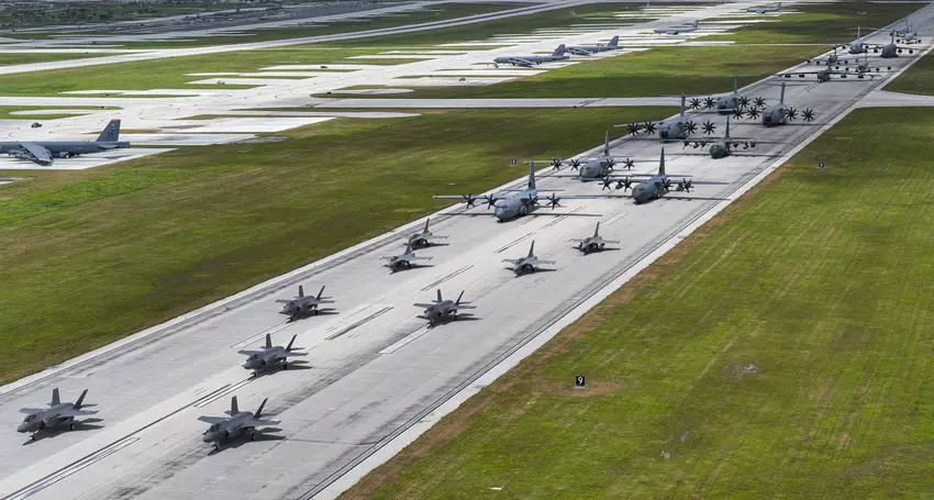 F-35- und Rafale-Kampfjets, ein B-52H-Atombomber und 11 weitere Flugzeuge aus den USA, Frankreich, dem Vereinigten Königreich, Dänemark, Kanada und Japan starteten zur gleichen Zeit in den Himmel über Guam
