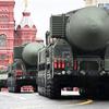 Die Russen haben die ballistische Interkontinentalrakete SS-27 Mod 2 mit einer Reichweite von 12.000 Kilometern gestartet, die einen nuklearen Sprengkopf mit einer Sprengkraft von bis zu 500 Kilotonnen tragen kann.-11 Die Russen haben die ballistische Interkontinentalrakete SS-27 Mod 2 mit einer Reichweite von 12.000 Kilometern gestartet, die einen nuklearen Sprengkopf mit einer Sprengkraft von bis zu 500 Kilotonnen tragen kann.-11