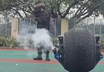 Chinesischer Robocop geht zum ersten Mal ...