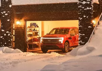 Der Elektro-Pickup Ford F-150 Lightning versorgte ...