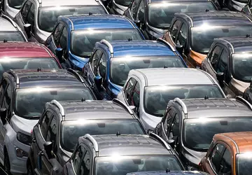 Tausende von Autos stecken im EU-Hafen ...