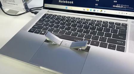 2-in-1: Ein chinesisches Unternehmen hat einen Laptop mit im Touchpad integrierten drahtlosen Kopfhörern vorgestellt