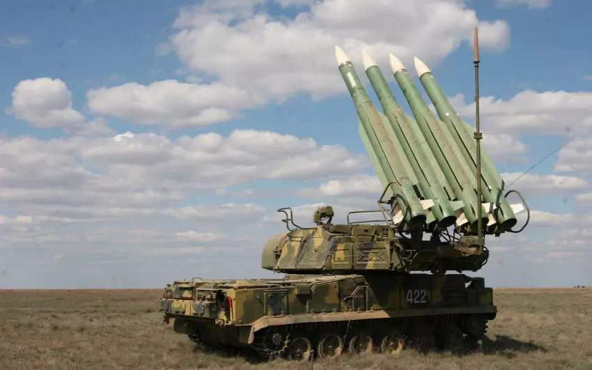Ukrainisches Militär setzt Artillerie und Drohnen ein, um Buk-Raketenwerfer-Bausatz zu sprengen