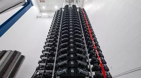 SpaceX stellt kompakte Starlink V2 Mini-Satelliten mit zwei Solarpanels vor