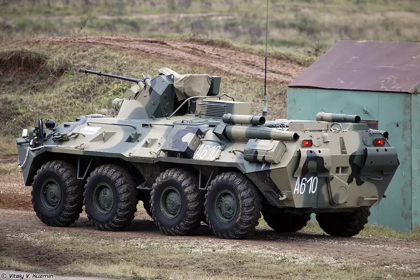 Das ukrainische Militär zeigte den erbeuteten und reparierten BTR-82A, der von den Russen in die Luft gesprengt wurde