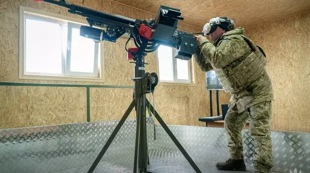 Körperpanzer, VR-Helm und Maschinengewehr: Wie die ...