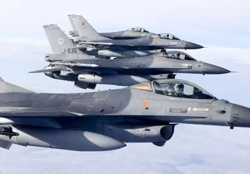 Portugiesische F-16-Flugzeuge fangen russische Flugzeuge in ...