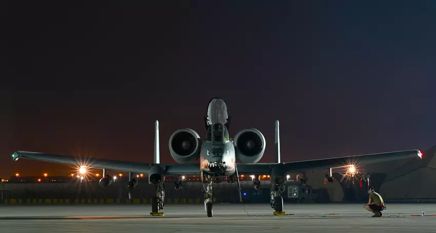 A-10 Thunderbolt II Angriffsflugzeuge fliegen vom Luftwaffenstützpunkt Al Dhafra im Nahen Osten