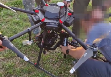 Ukrainische Freiwillige rüsteten einen Hexacopter mit ...