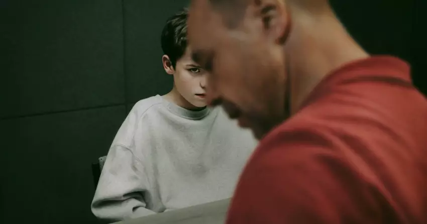 Drohnen, viel Vorbereitung und viele Versuche: Wie hat Netflix die Dramaserie Adolescence in einem einzigen Take gedreht? 