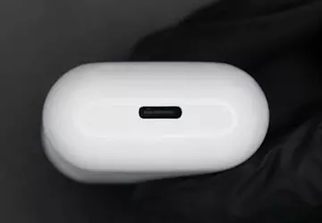 Der Ingenieur gibt dem AirPods-Ladekoffer den ...