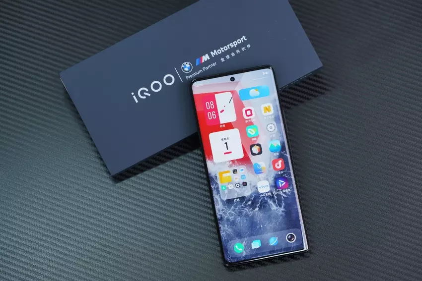 iQOO 10 Pro - Snapdragon 8+ Gen1, zwei 50-MP-Kameras und das erste 200-Watt-Ladegerät der Welt für 740 Dollar