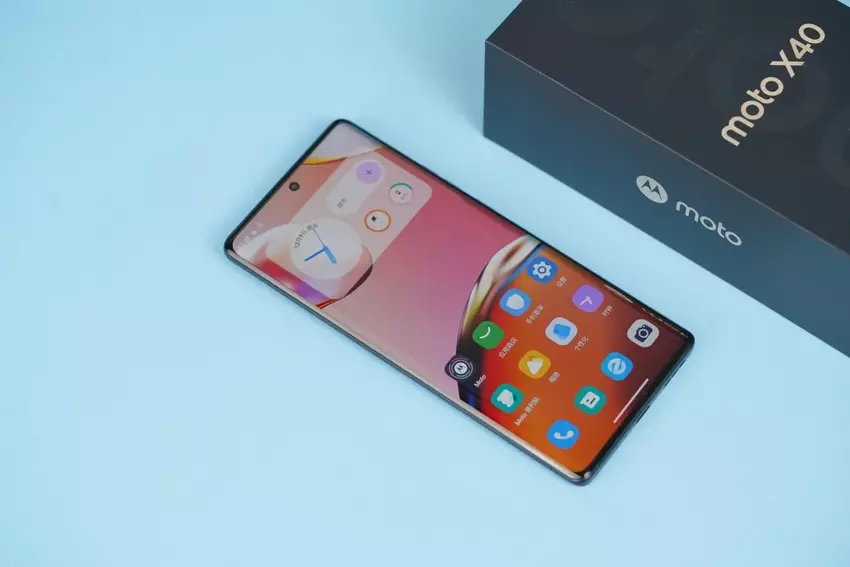 Moto X40 - Snapdragon 8 Gen 2, zwei 50MP Kameras, 60MP Selfies, 125W Laden und IP68 für $490