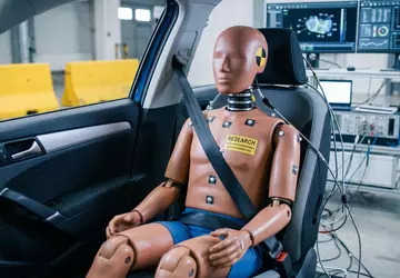 Frauen im Auto: Warum Sicherheitssysteme die ...