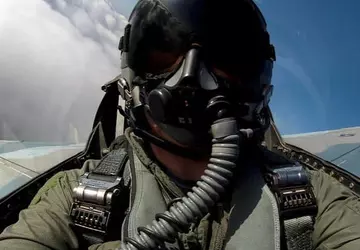 Weltrekord: Ukrainischer F-16-Pilot schießt zum ersten ...