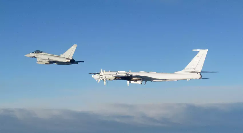 Der Eurofighter Typhoon der britischen Royal Air Force verfolgte zwei russische U-Boot-Abwehrflugzeuge vom Typ Tu-142, die für die Neutralisierung von atomar bewaffneten US-U-Booten konzipiert sind