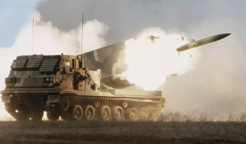 US Army erhält erstes M270A2 MLRS mit neuem Werfer und GMLRS-Munitionsunterstützung mit einer Reichweite von bis zu 150 km