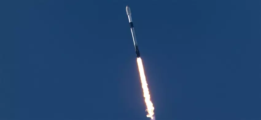 SpaceX führte den 100. Falcon 9 Raketenstart des Jahres 2025 durch, bei dem 28 Starlink-Satelliten in die Umlaufbahn gebracht wurden