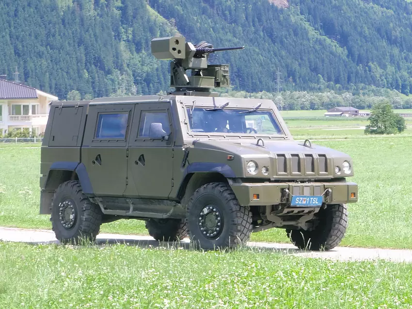 Ukrainische Fallschirmjäger setzen an der Front gepanzerte italienische Iveco LMV-Fahrzeuge mit M2 Browning-Maschinengewehren ein