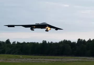 Ein Atombomber vom Typ B-2 Spirit ...