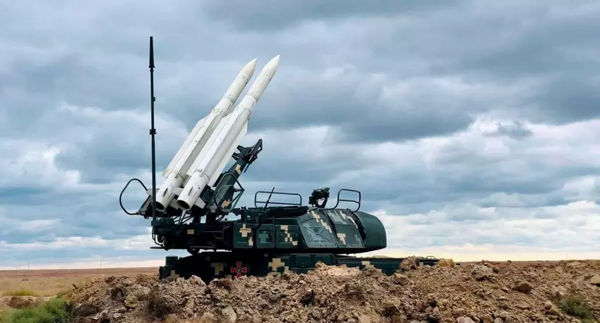 Ukrainische Spezialisten restaurieren Buk-M1-Boden-Luft-Raketensystem nach Niederlage durch Lancet-Drohne