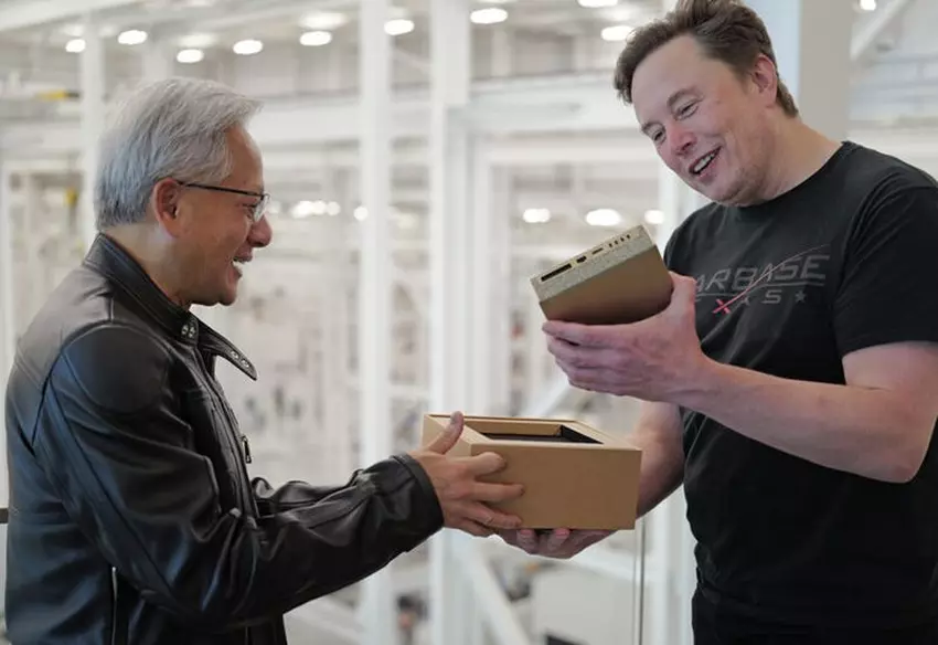 Nvidia-Chef überreicht Elon Musk eine DGX Spark-Einheit