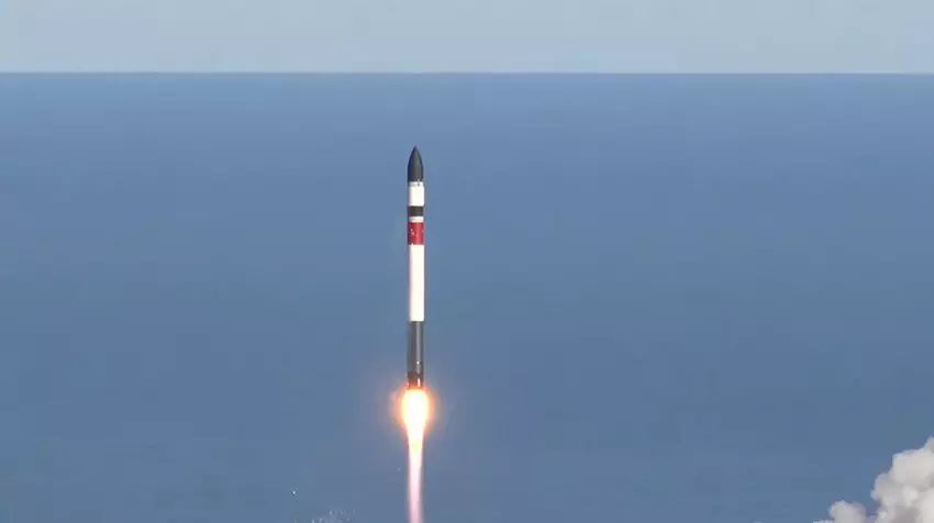 Das Baby kommt zurück: Rocket Lab konnte die erste Stufe der Electron-Rakete zum ersten Mal weich landen und ist damit der Wiederverwendung einen Schritt näher gekommen