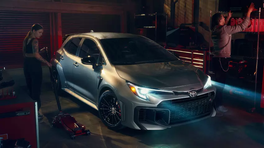 Toyota GR Corolla im Hintergrund des Produktionsprozesses