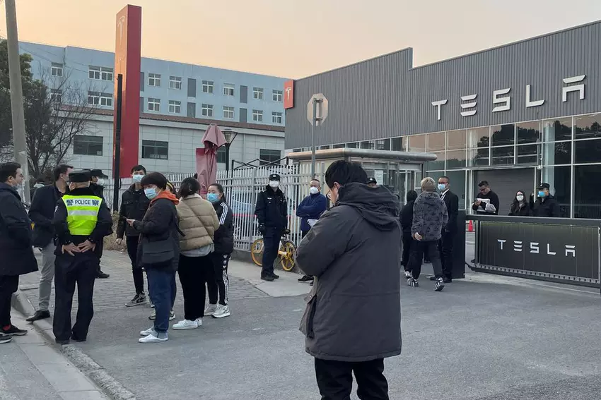 Neue Tesla-Besitzer protestieren in China gegen stark gesunkene Autopreise
